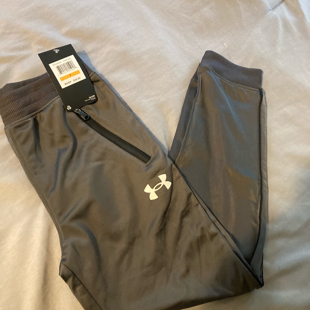 Boys size 7 under armour sweatpants